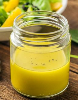 Valmista öljy-viinietikkakastiketta tarjottavaksi