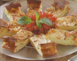 Omenapannukakku tarjoilualustalla