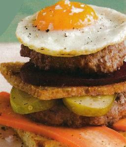 Oopperaleipä tarjolla lautasella