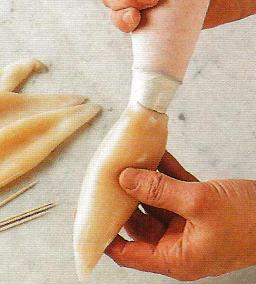 Pursota tai lusikoi täytettä vatsapussiin