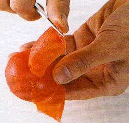 Tomaattien nylkeminen