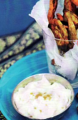 Paahdetut curry-vihannekset ja mangochutneydippi tarjolla