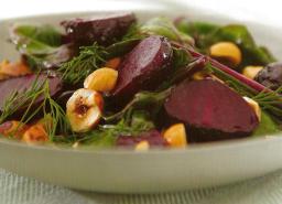 Paahdetut punajuuret balsamietikan kera kulhossa