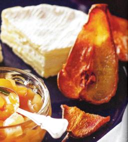 Päärynälastut tarjolla juuston ja päärynähillokkeen kera