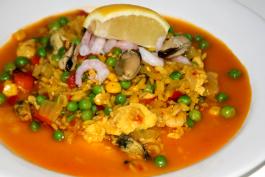 Paella tarjoiluvalmiina