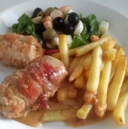 Pähkinäinen vuohenjuustobroileri ranskalaisten kera lautasella