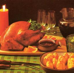 Paistettu kalkkuna tarjoilualustalla