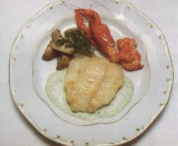 Paistettua kuhaa, herkkusienien ja keitetyn ravun kera tarjolla