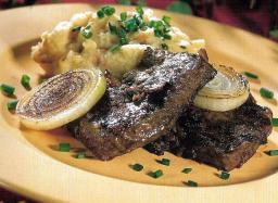 Paistettua maksaa lautasella