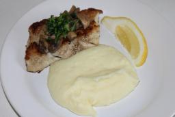 Paistettua siikaa lautasella