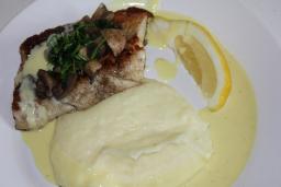 Paistettu siika hollandaise-kastikkeen kera lautasella