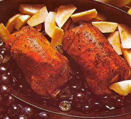 Paistettu sorsa tarjoiluvadilla