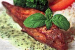 Stekt lax med basilikasås serverad