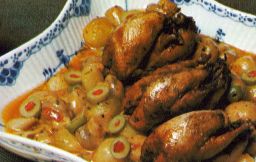 Paistettua viiriäistä tarjoilualustalla