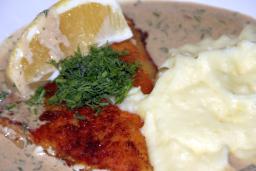 Paistetut kalafileet tai -viipaleet lautasella