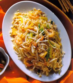 Paistetut nuudelit lautasella