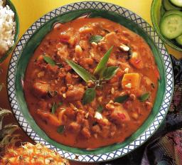 Panang-curry kanasta ja maapähkinöistä tarjolla