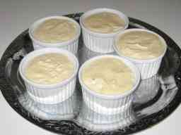 Pannacotta kulhoissa tarjoilualustalla