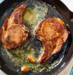 Pari pannulla paistumassa olevaa kyljystä