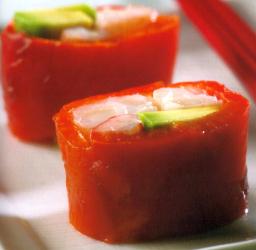 Paprikaan käärityt katkarapurullat tarjolla