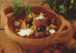 Papukeitto unkarilaiseen tapaan kulhossa