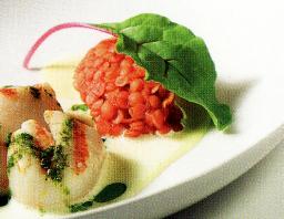 Pariloituja kampasimpukoita, muhennettua punalinssiä ja tähtianis beurre blanc