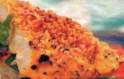 Parmesaanikuorrutettua hunajabroileria lautasella