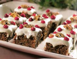 Pehmeät piparkakut tarjoilualustalla