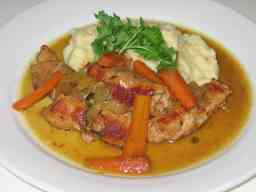 Pekoni-porsaspataa lautasella