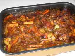 Pekoni-porsaspata vuoassa tarjoiluvalmiina