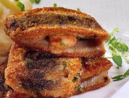 Baconfyllda strömmingsflundror serverad med potatismos och en fräsch sallad