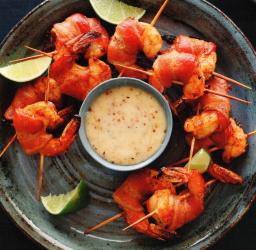 Pekoniin käärityt katkaravut tarjoilualustalla