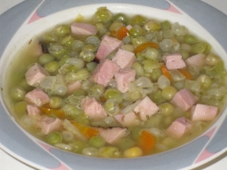 Perinteinen hernekeitto lautasella tarjottuna