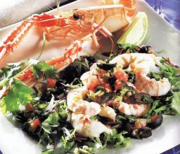 Pernodmarinoidut meriravut ja oliivisalsaa lautasella