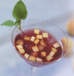 Persikka-aperitiivi punaviinillä ja brandyllä