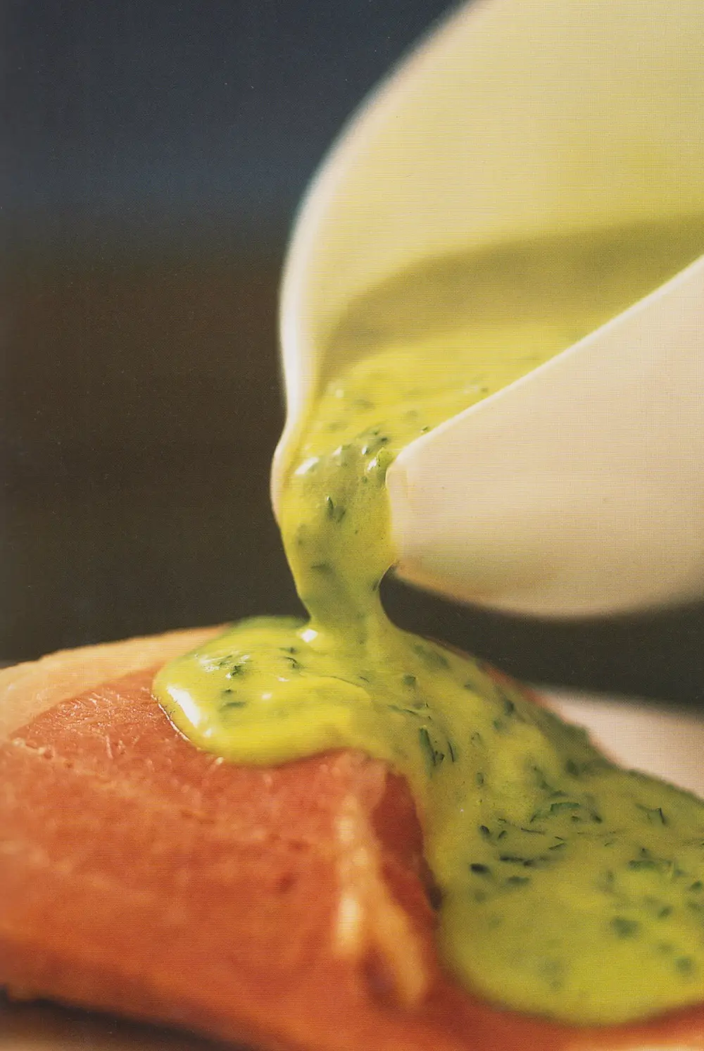 Persiljakastike kulhossa, vaalea ja sileä kastike tuoreella persiljalla