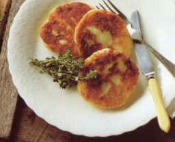 Perunapihvit lautasella