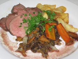 Peuranpaisti kantarellien ja punaviinikastikkeella lautasella