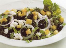 Pinaatti-fetasalaattia lautasella