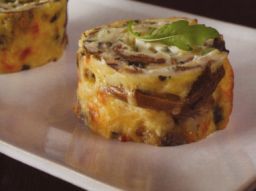 Pinaatti-sienipannukakkurulla lautasella