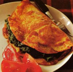 Pinaattimunakasta lautasella