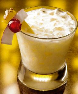 Piña Colada lasissa kirsikan kera