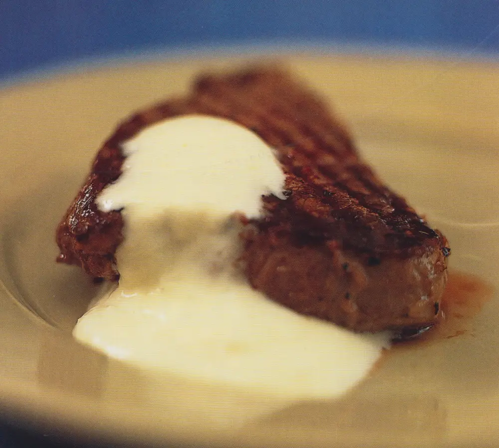 Kermainen piparjuurikastike paahtopaistiviipaleella