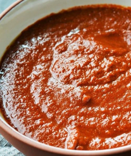 Piri-piri-kastiketta kulhossa