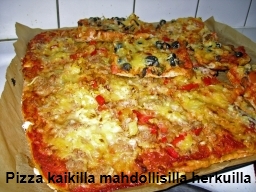 Pizza kaikilla mahdollisilla herkuilla uunituoreena