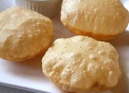 Poori (puri) leipiä tarjolla