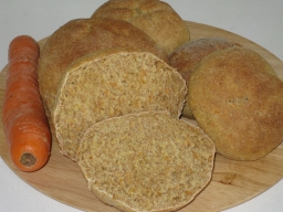 Porkkanasämpylät tarjoilualustalla