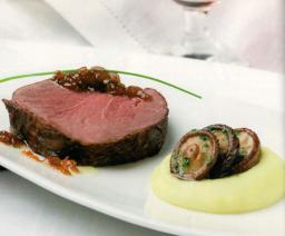 Poronpaistia, perunapyreetä ja sipulivinegrettiä lautasella