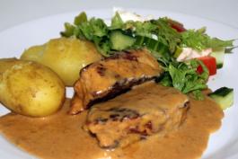 Porsaan sisäfilettä kermakastikkeessa uusien perunoiden kera lautasella