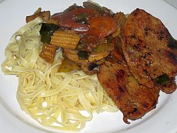 Porsaanfilee-kasvispata lautasella pastan kera